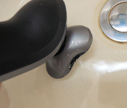 水につけてスイッチをオンにするだけで洗浄できる