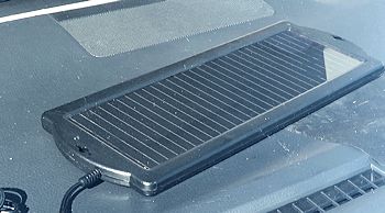 車のバッテリー上がりを防ぐ充電ソーラーパネルチャージャーの取り付け